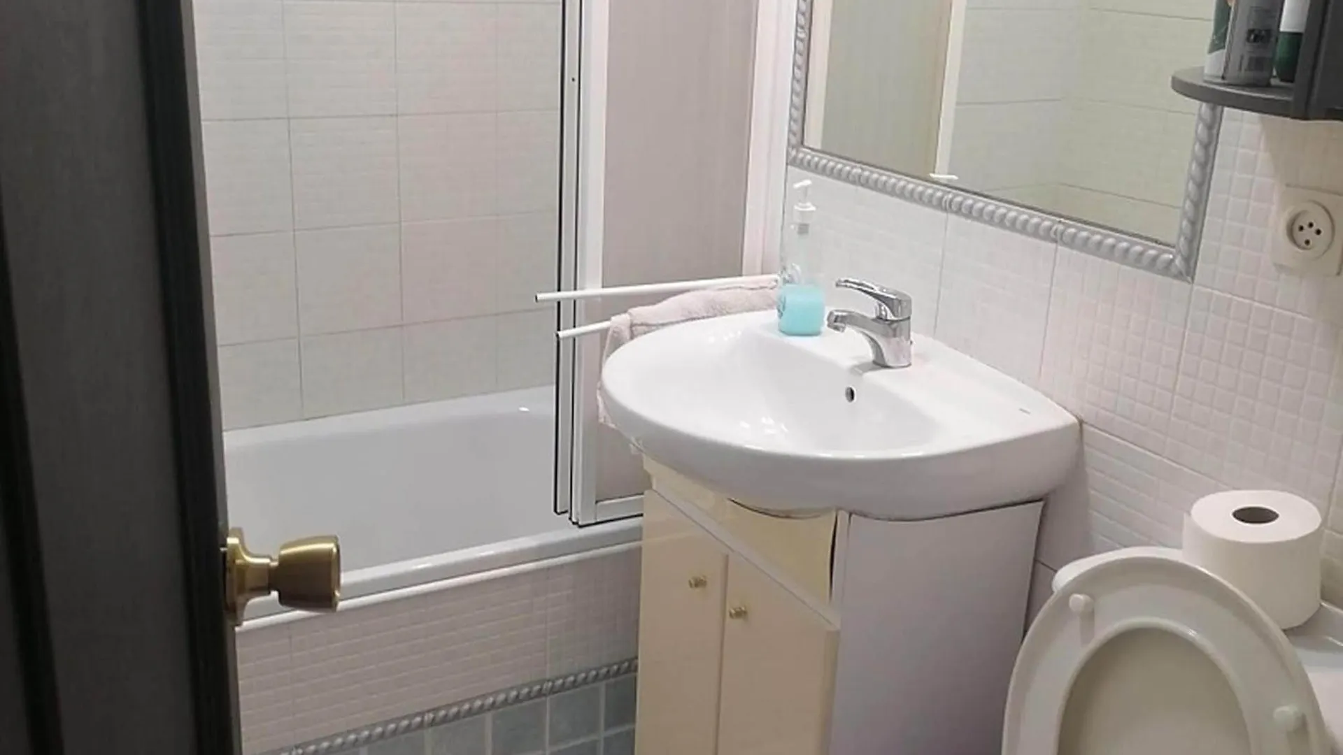 Cosy Apartment With Shared Balcony Севилья